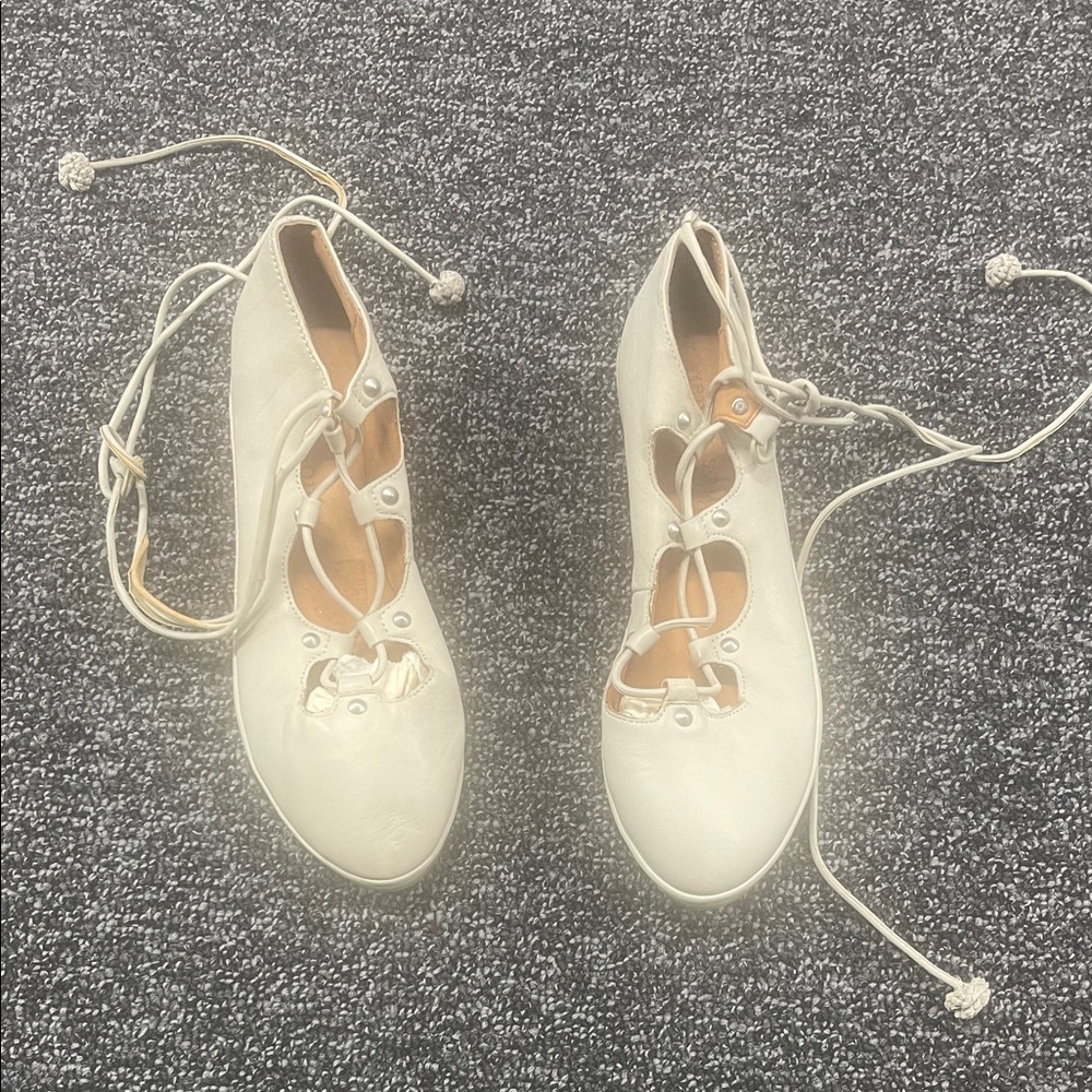 Kenneth Cole Cream Lace Up Boots New very comfortable sof material size 7